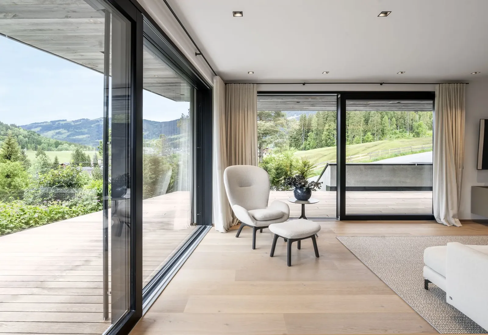 salon z drzwiami przesuwnymi Internorm HS 330 na taras