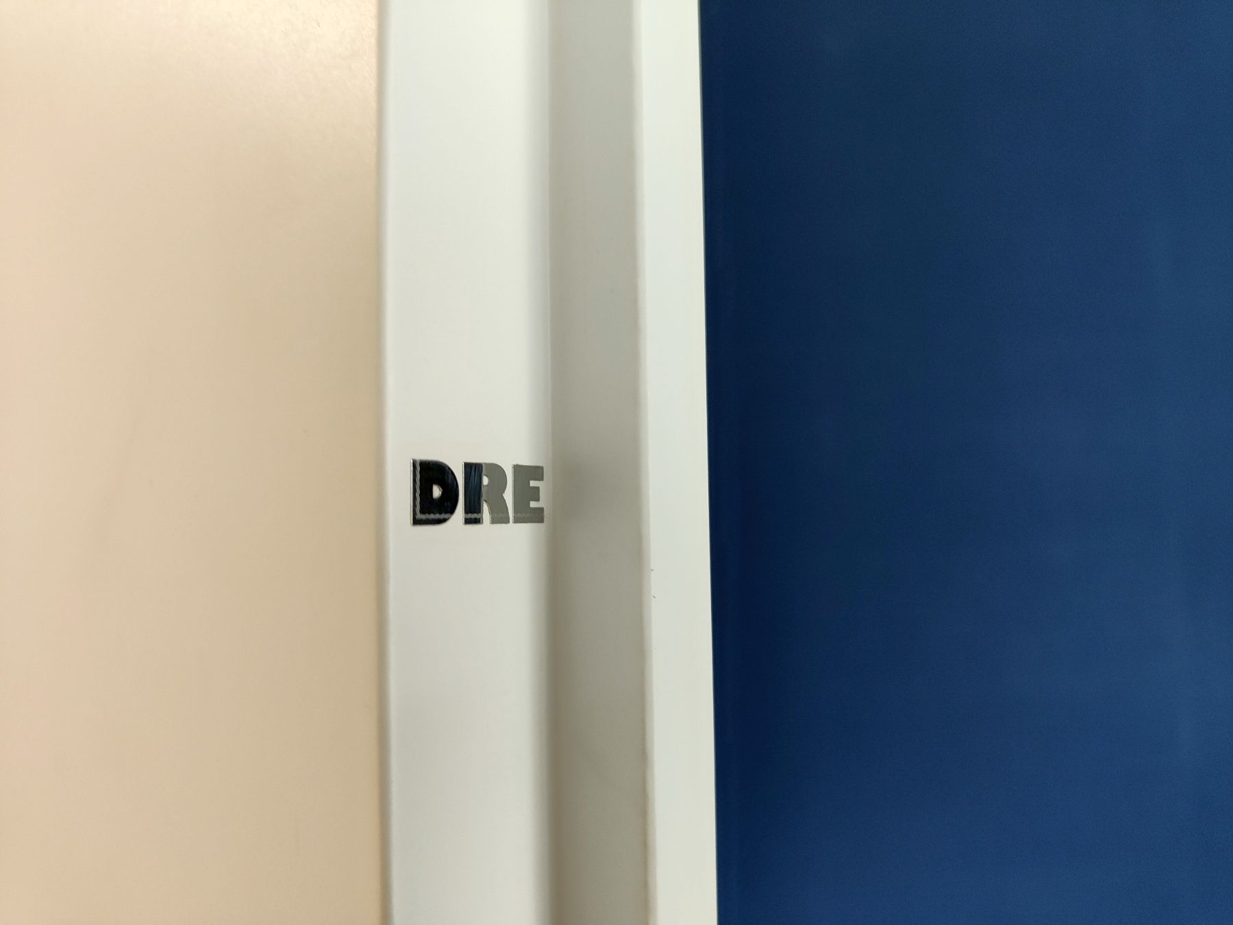 Białe drzwi wewnętrzne DRE