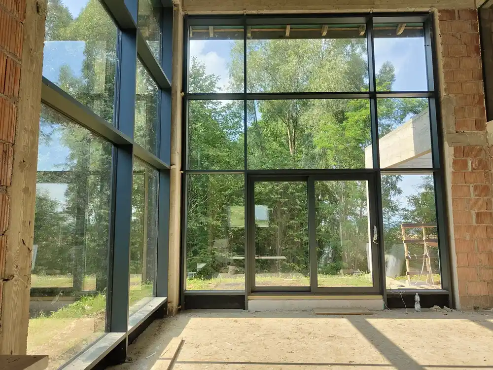 Przeszklenie fasadowe z drzwiami przesuwnymi HST Aluprof MB-77HS, widok od środka na wprost, Homekoncept 60, Rzeszów