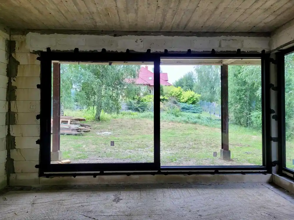 Drzwi przesuwne na taras od środka, widoczne kotwy montażowe w murze, Homekoncept 91, Sanok