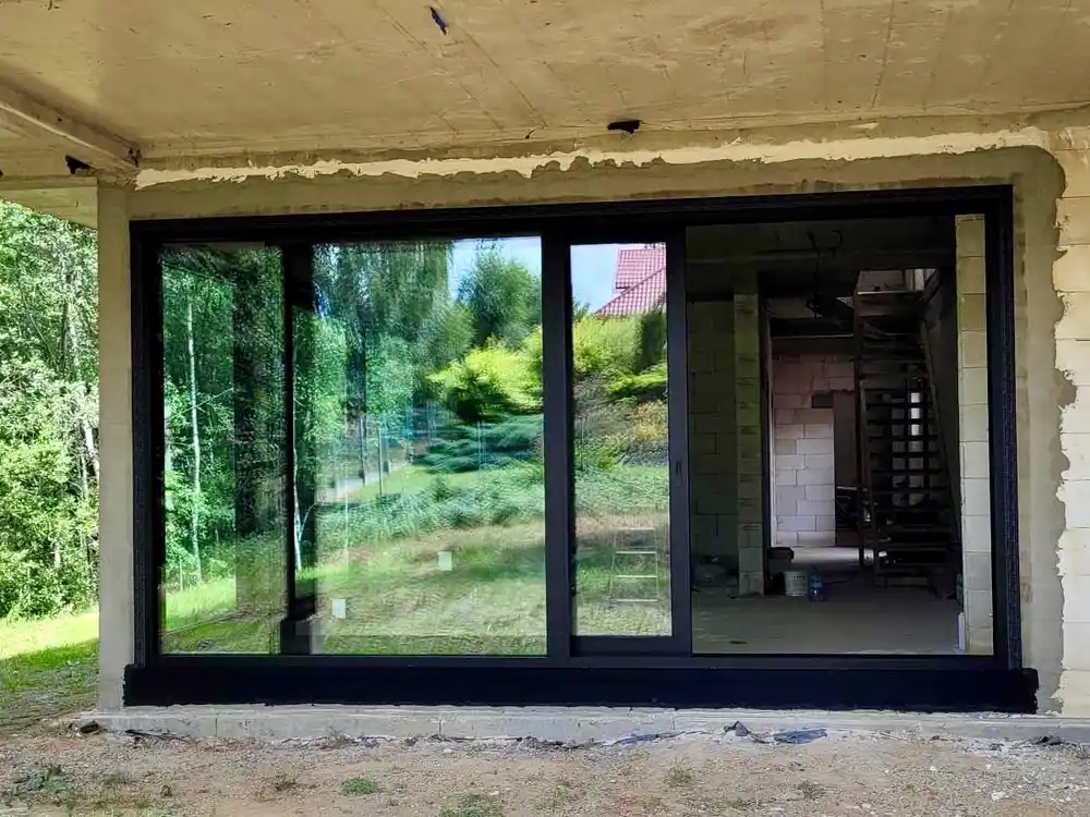 Drzwi przesuwne pod stropem tarasu z zewnątrz, w głębi schody, Homekoncept 91, Sanok