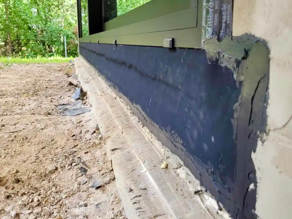 Fartuch hydroizolacyjny pod przeszkleniem na podwalinie, ujęcie przy gruncie, Homekoncept 91, Sanok