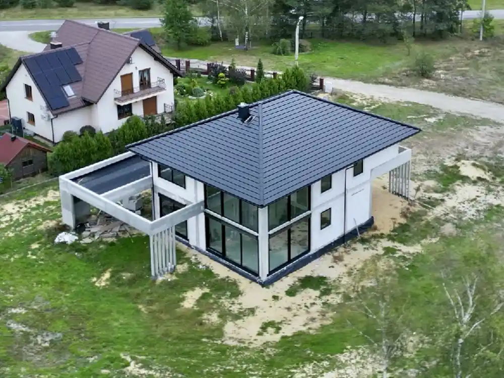 Widok z drona na przeszklenia dwóch kondygnacji i narożnik domu, Homekoncept 60, Kielce