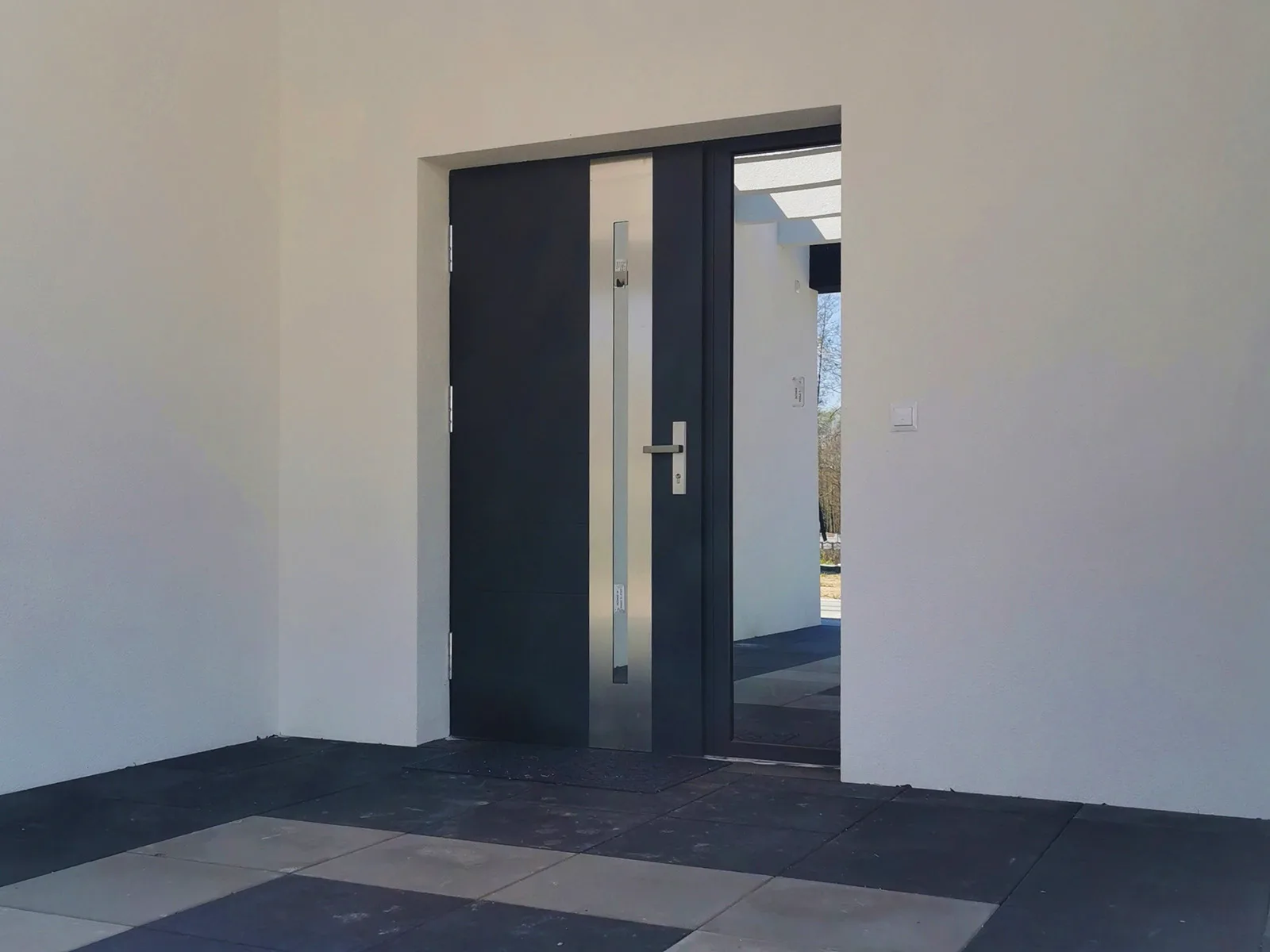 Otwarte drzwi wejściowe z pionowym pasem inox i doświetlem bocznym, Homekoncept 31, Rzeszów