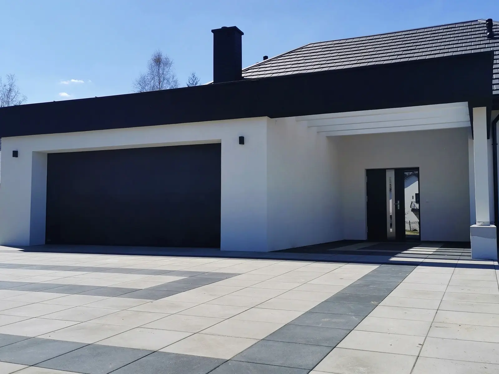 Antracytowa brama garażowa i drzwi wejściowe pod zadaszeniem, Homekoncept 31, Rzeszów