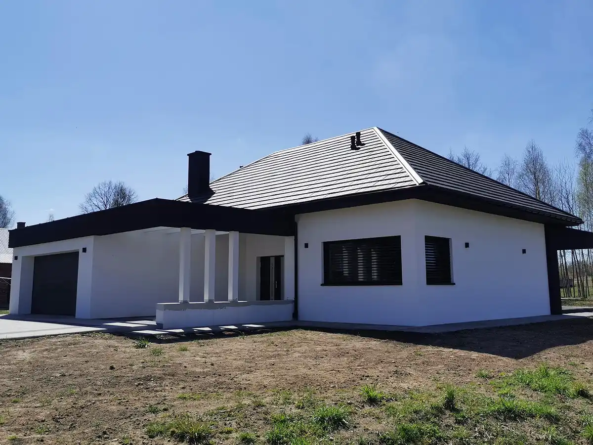 Narożnik domu z oknami w żaluzjach fasadowych i wejściem pod kolumnami, Homekoncept 31, Rzeszów