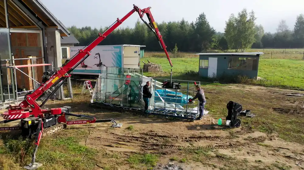 Manipulator do szklenia podaje przeszklenie fasadowe przed domem, Nowoczesna Stodoła, Rzeszów