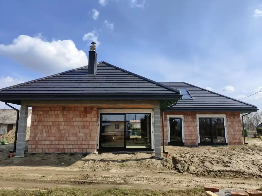 Realizacja projekt domu kameralny 4 okna aluminiowe czarne 9005 dach vidomont okna drzwi lezajsk rzeszow jaroslaw lancut — Re
