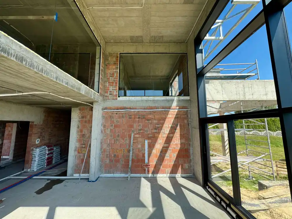 Okno wewnętrzne antresoli nad salonem i fasada boczna, widok z parteru, Homekoncept 83, Pabianice